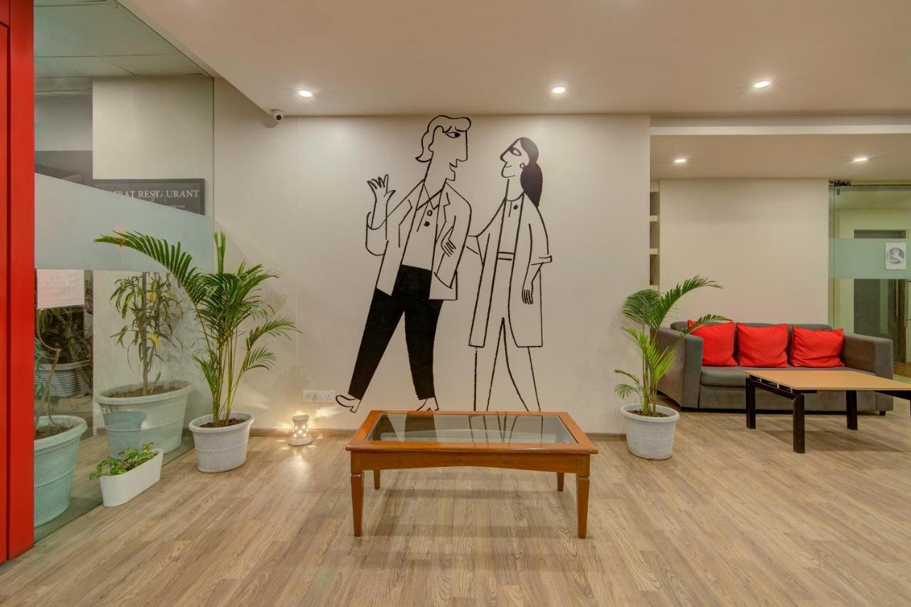 Готель Vaccinated Staff- Oyo Townhouse 105 Khar West Station Мумбаї Екстер'єр фото