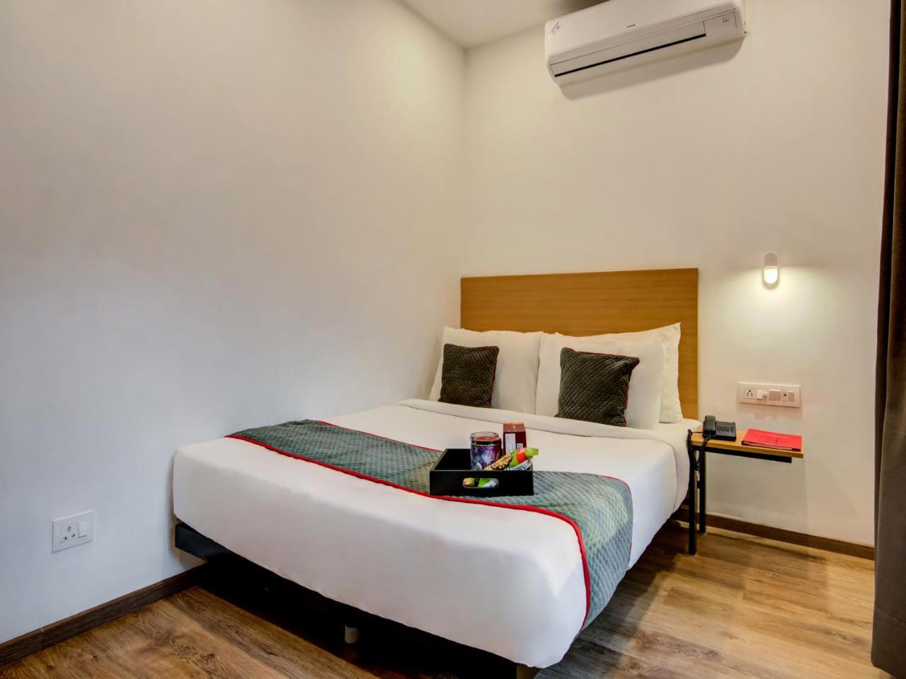 Готель Vaccinated Staff- Oyo Townhouse 105 Khar West Station Мумбаї Екстер'єр фото